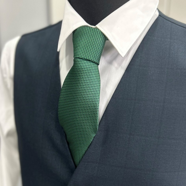 Tmavě zelená pánská kravata s černými puntíky