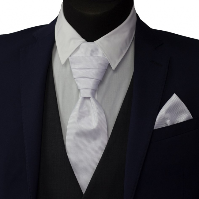 Bílá svatební kravata s vyšítým jemným mřížkováním včetně kapesníčku - Regata (2)