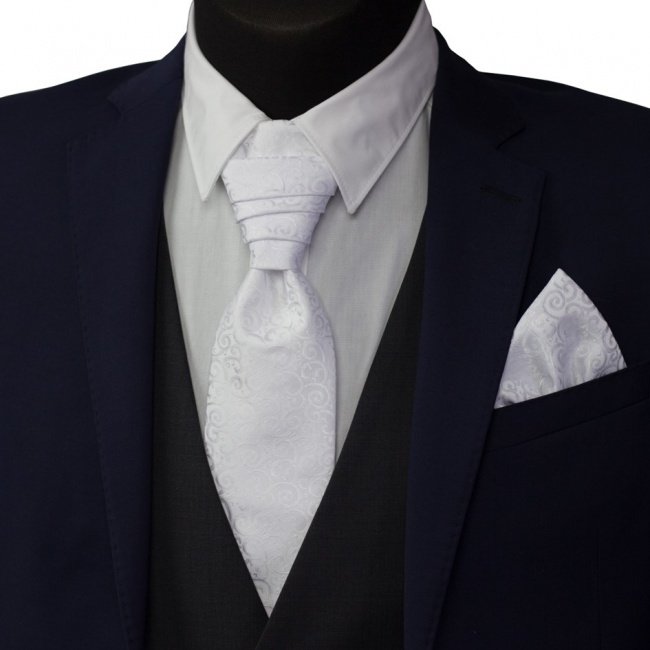 Bílá svatební kravata vyšívaná s ornamenty a kapesníček - Regata (3)