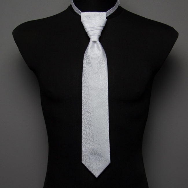 Bílá svatební kravata vyšívaná s ornamenty a kapesníček - Regata (3)