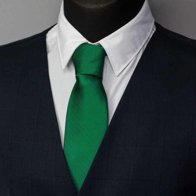 Tmavě zelená pánská kravata s vyšitými proužky