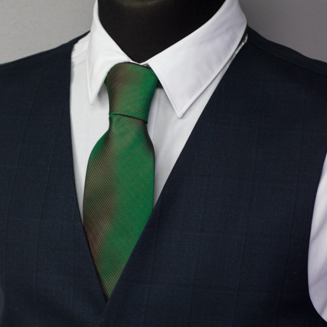 Tmavě zelená pánská kravata s měděnými odlesky