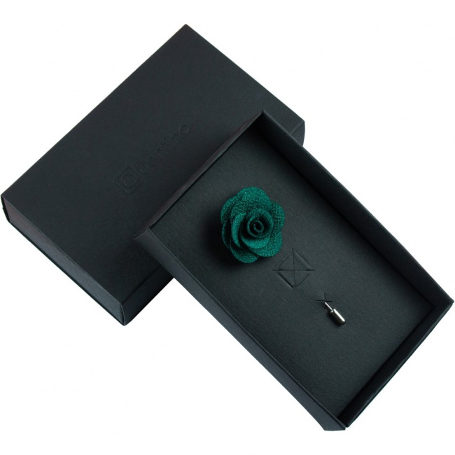 Smaragdově zelená květina do klopy v krabičce