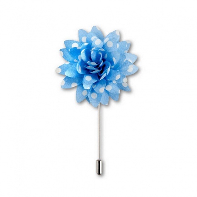 Světle modrá květina s bílými puntíky do klopy